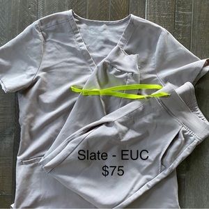 Size small 3 pocket top and small petite joggers.FIGS